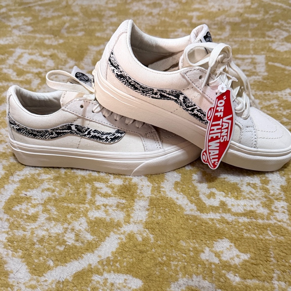 Vans Women's Off-White and Black Patterned Sneakers